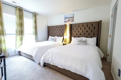 Lux Pet Friendly Retreat with King Bed, TV in all Rooms, 65in TV, Central to RDU