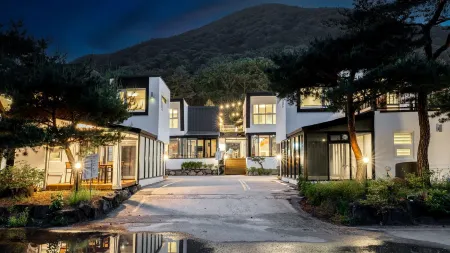 Mungyeong the Most Pool Villa Отели рядом с достопримечательностью «Mungyeong Saejae»