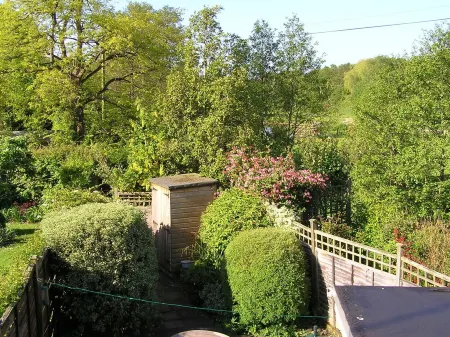 Charming listed cottage in Sidbury with pub & shop. 5 minute drive to Sidmouth.