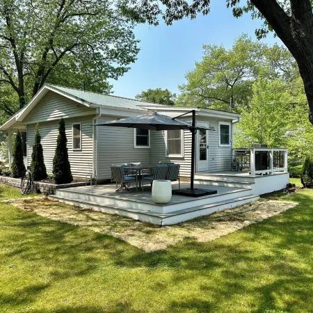 Charming 2-bedroom cottage steps away from the beach, restaurants, and downtown