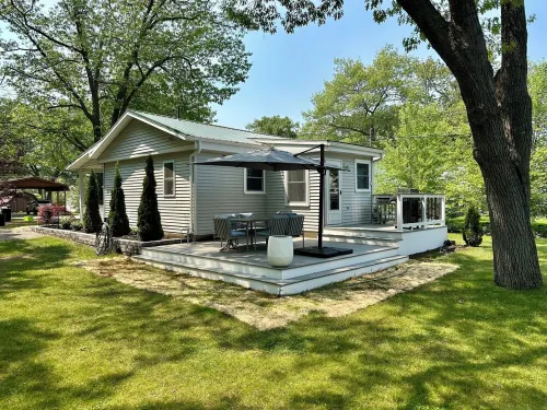 Charming 2-bedroom cottage steps away from the beach, restaurants, and downtown