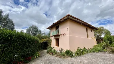 AWESOME COUNTRY VILLA LA SOLANA IN METRO QUITO Hotels near Z B