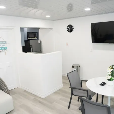 Cosy one bedroom condo in Holetown, St. James with pool access!!