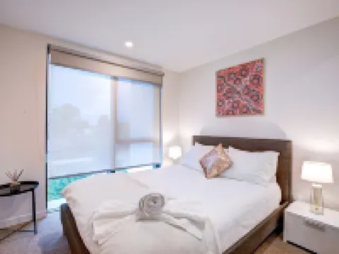 The Hamptons: Dual-Suite Sanctuary | 2 Private Baths | Rooftop Pool Hotels in Dickson