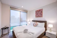 The Hamptons - Luxurious Fully Furnished 2 Bedroom Central Location