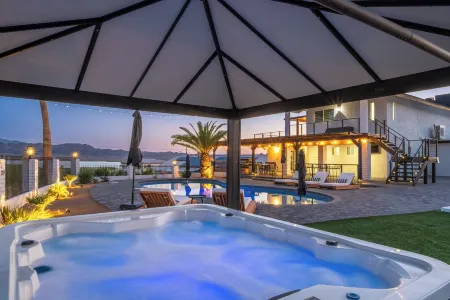 Iconic Lakeviews w/Pickleball, Pool & Hot Tub, Firepit, Near Marina
