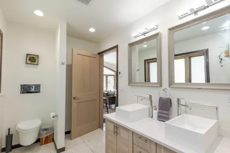 Modern Luxury Retreat - 2 Br/1BA - Minutes from Downtown