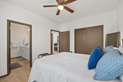 Clean 2 Bed Bungalow, Free Parking, Fast WiFi, Near GU