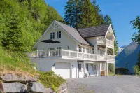 Spectacular Norwegian Fjord with unbeatable view, sauna and hot tub
