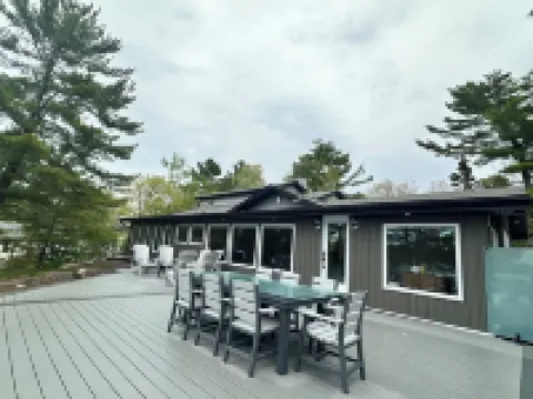 Welcome to HoneyScape - Newly Renovated 5 Bedroom Cottage