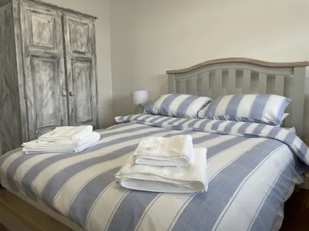 Stunning House Overlooking Nature Reserve Отели в г. Хейлинг-Айленд