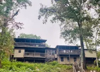 Pets/Kids love the Jacuzzi @ Large Lakeside Cabin
