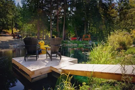 Hidden Pond Gong Suite - Luxury , Pet Friendly, with Hot Tub and Private Beach