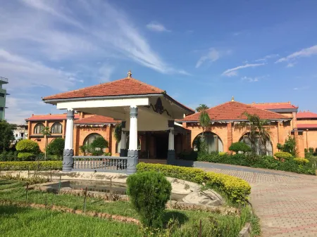 Hotel Lumbini Garden New Crystal Отели рядом с достопримечательностью «Zhong Hua Monastery»