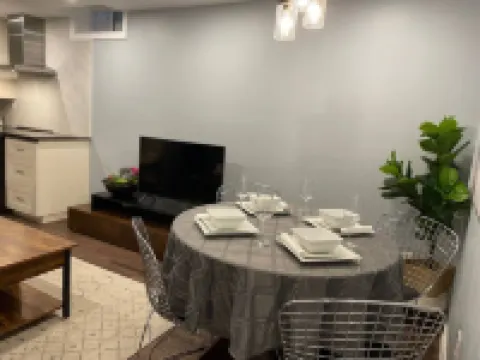 Modern bsmt apmt | King & sofa bed | Free parking