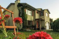 Stay in Central Kelowna, relax in your private 3 Bedroom, 2 bathroom home. Hotels near Downtown Kelowna