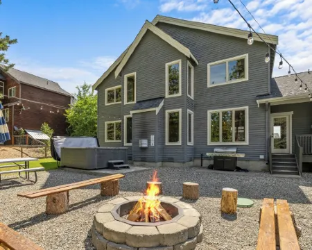 Family Fun Getaway w/Pool, Private Hot Tub, Games & BBQ! Hotels in Ronald