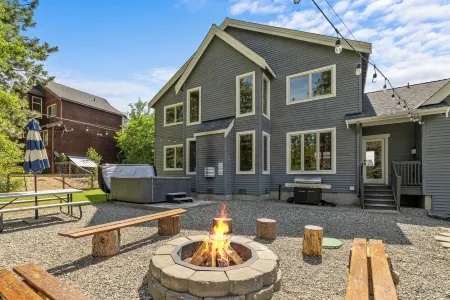 Family Fun Getaway w/Pool, Private Hot Tub, Games & BBQ!