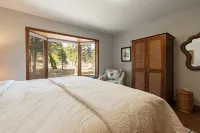 Clear Creek Blue Cabin w/ lake access & 9 acres!