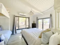 Connect with friends, private river, horses, all natural cedar hot tub