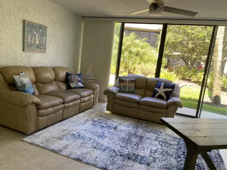 Ocean Gallery-Spacious Ground Floor Big Sur-lagoon view, only steps to the beach