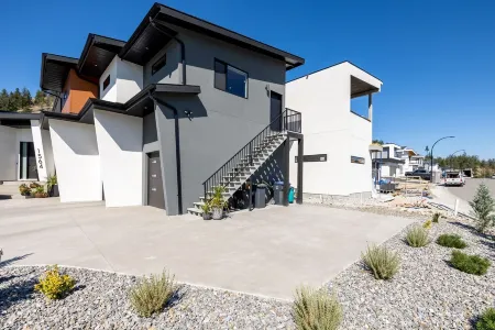 "Wine Down" and indulge in this incredible Okanagan experience! Отели рядом с достопримечательностью «Парк Кинсмен Атлетик»