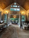 The Red Dog Chalet Couples Retreat w/ Hot Tub