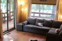 Paradise is calling you...cabin in town close to the beach! Hotels in Sicamous