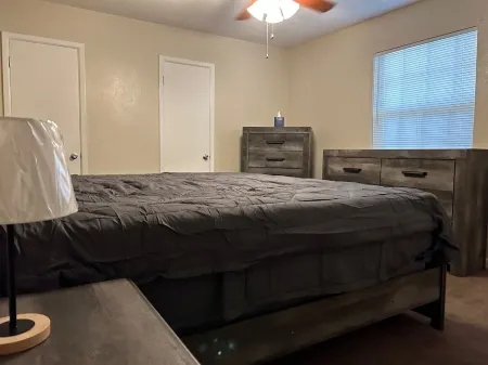 Spacious End-Unit 1-bedroom apartment with AC and WiFi in enjoyable Texarkana