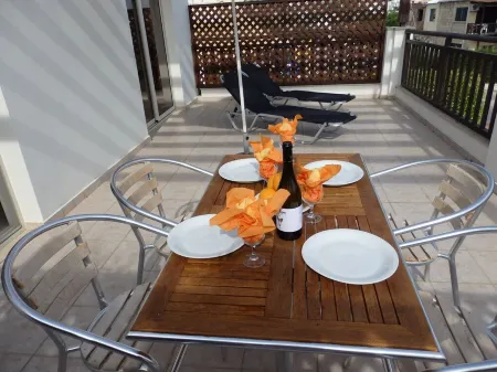 Lovely 3 Bedroom Villa with Private Pool very close to the heart of Coral Bay