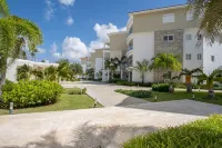 Perfect & Comfy Pool View Apartment with Beach Access, Balcony, Wi-Fi, AC & TV