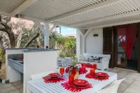 Villa dei Colori - red villa Hoteles en Isla Favignana