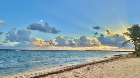 BEACH and POOL at Rum Point - North Side in most secluded and tranquil area Отели в г. Север Сайд