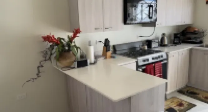 Comfy two-bedroom house in Camelot Village, Discovery Bay. Hoteles en Discovery Bay