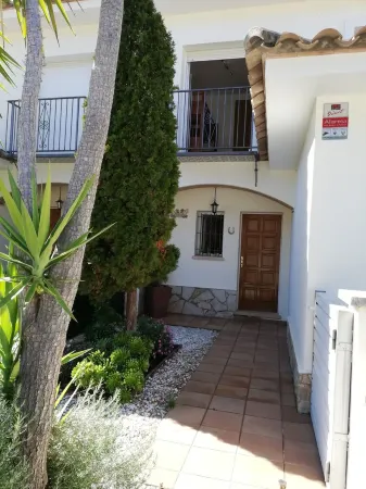 ROSARIO cerca del Mar y la montaña Отели рядом с достопримечательностью «Alfolí Museu de L'Escala»