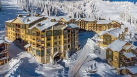 Family sized cozy ski-in/ski-out retreat w/ hot tub and stunning mountain views