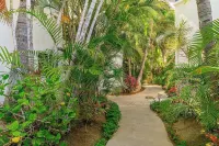 Stunning Oceanfront Condo with Pool in Mira Vista