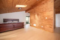 ALL Season Waterfront Cottage with WIFI, BBQ, Beach & Boat Ramp