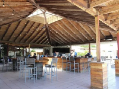 Newly renovated condo just a few steps from Sapphire Beach. Hoteles en Santo Tomás