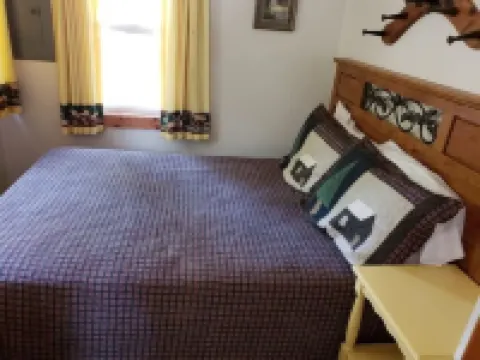 Amazing Cabin directly on Higgins Lake w/Private Boat Mooring Onsite!