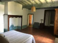 Beautiful Cottage on the bank of the river Tarn - 6/7 people. Pool .