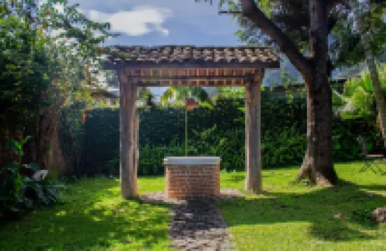 Tropical Oasis with Jacuzzi - Lush Garden and Lake View 酒店