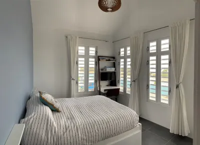 Private condo, water views, great breezes, well appointed for divers Hotels in 