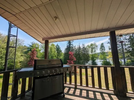 Spacious & Private Waterfront Cottage Near Barrys Bay & Algonquin Park