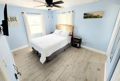 Relaxing Beach Home Only 3 Miles From Beach! Hotels near The National Navy UDT-SEAL Museum