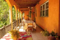 Zero minutes to the most prestigous cove in the area Hotels in Treasure Beach