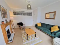 Seafront Apartment with Garden - Perfect location in Mumbles Hotels in Mumbles