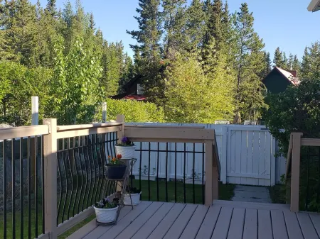 Motherlode Manor 3 ~ Home in the Wilderness City Отели рядом с достопримечательностью «MacBride Museum of Yukon History»