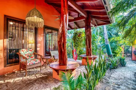 Tropical Oasis, Steps From Beach, Cafés, Shops. Private Pool. Walk Everywhere.