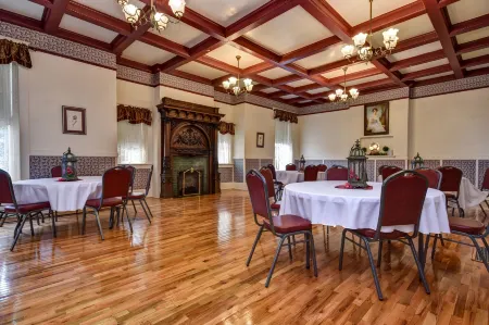 The Mansion at Elfindale Отели рядом с достопримечательностью «Discovery Center of Springfield»